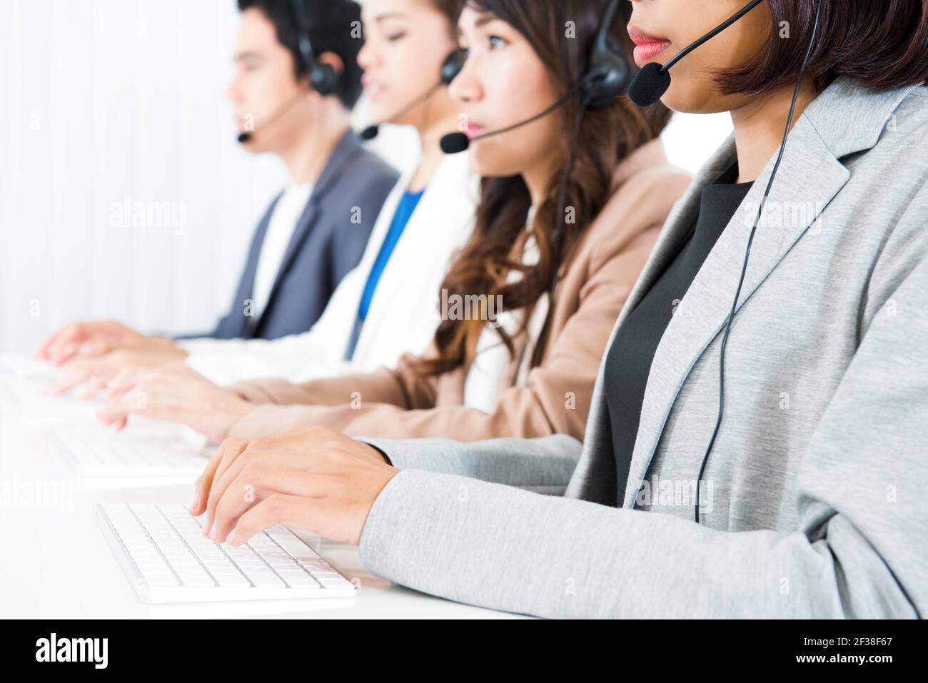 Call center (operatore o telemarketer) team - concetto di telemarketing e servizio clienti Foto Stock