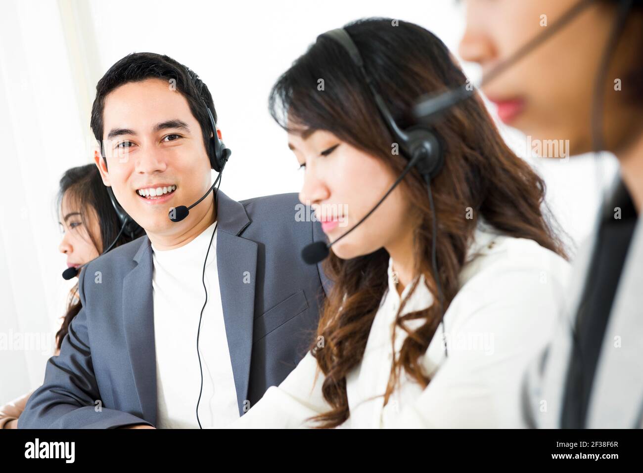 Call center (telemarketer o operatore) team - concetti di servizio clienti e telemarketing Foto Stock