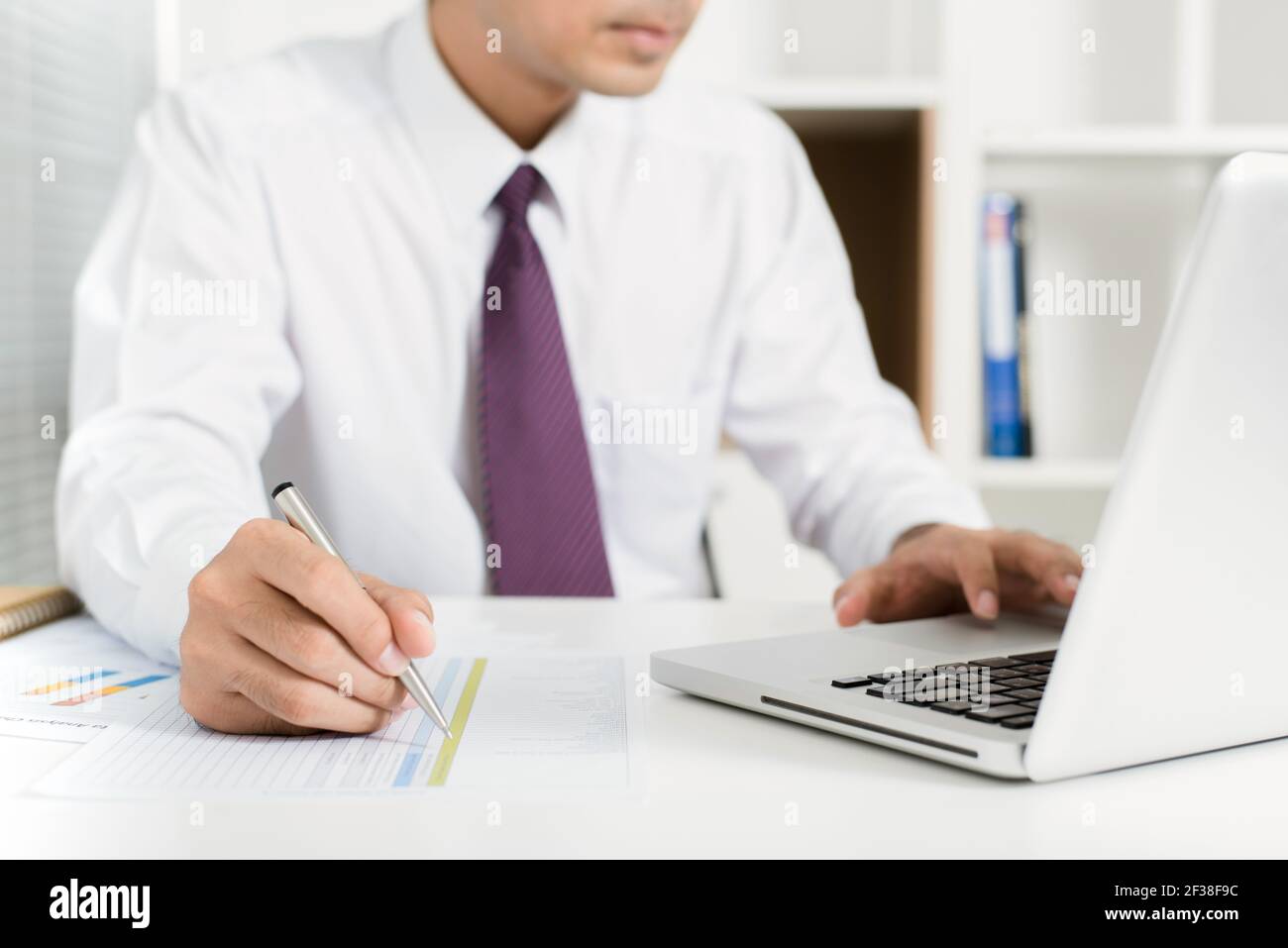 Uomo d'affari che usa un computer portatile per lavorare Foto Stock