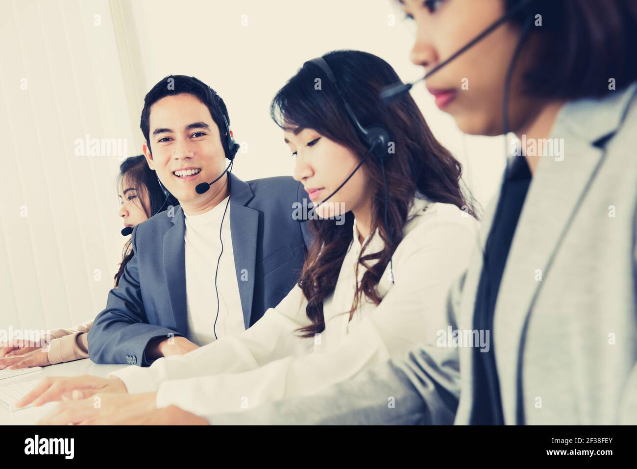 Team call center (telemarketer o operator) - concetto di servizio clienti Foto Stock