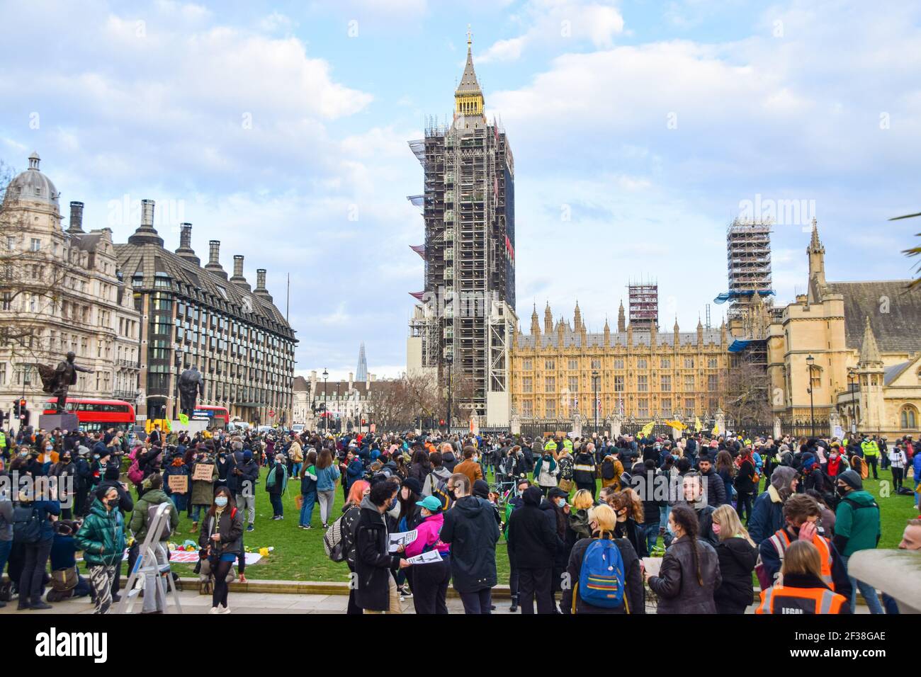 Londra, Regno Unito. 15 marzo 2021. I manifestanti si riuniscono in Piazza del Parlamento durante la dimostrazione. Folle di persone si sono riunite a Londra per protestare contro la pesante risposta della polizia alla veglia di Sarah Everard, così come contro la nuova polizia, il crimine, la condanna e i tribunali Bill del governo, che avrebbe dato alla polizia nuovi poteri per affrontare le proteste. Credit: SOPA Images Limited/Alamy Live News Foto Stock