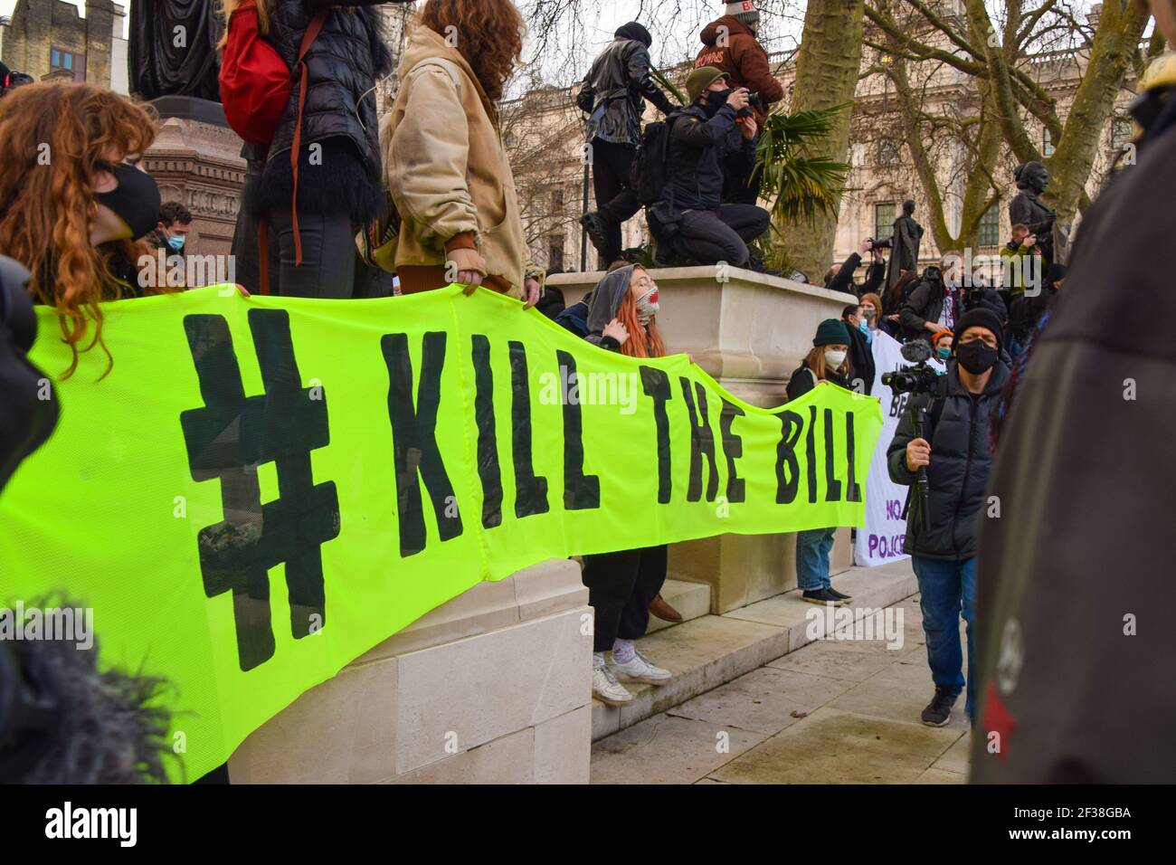 Londra, Regno Unito. 15 marzo 2021. I manifestanti hanno un banner che dice Kill the Bill durante la dimostrazione. Folle di persone si sono riunite a Londra per protestare contro la pesante risposta della polizia alla veglia di Sarah Everard, così come contro la nuova polizia, il crimine, la condanna e i tribunali Bill del governo, che avrebbe dato alla polizia nuovi poteri per affrontare le proteste. Credit: SOPA Images Limited/Alamy Live News Foto Stock