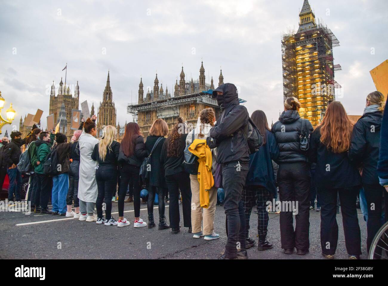 Londra, Regno Unito. 15 marzo 2021. I manifestanti bloccano Westminster Bridge durante la dimostrazione. Folle di persone si sono riunite a Londra per protestare contro la pesante risposta della polizia alla veglia di Sarah Everard, così come contro la nuova polizia, il crimine, la condanna e i tribunali Bill del governo, che avrebbe dato alla polizia nuovi poteri per affrontare le proteste. Credit: SOPA Images Limited/Alamy Live News Foto Stock