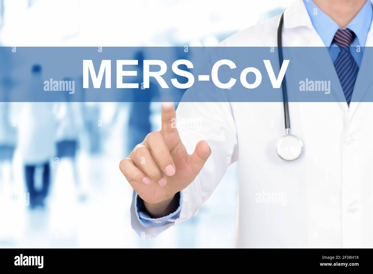 Medico mano toccando meri-CoV linguetta sulla schermata virtuale Foto Stock