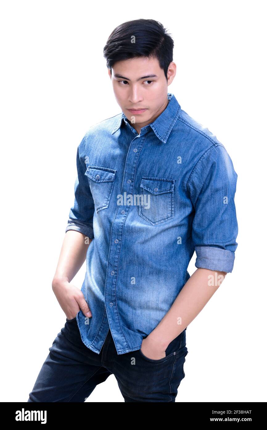 Ritratto di bel giovane asiatico in camicia blu jean - su sfondo bianco Foto Stock