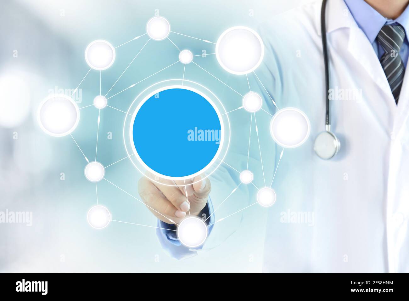 La mano del medico che tocca un cerchio vuoto sullo schermo virtuale, il concetto di salute e sfondo medico - può montare i vostri testi (o immagini) in un cerchio Foto Stock