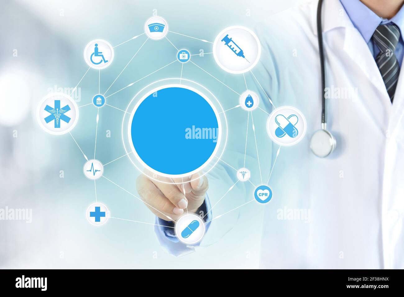 La mano del medico che tocca un cerchio vuoto sullo schermo virtuale, il concetto di salute e sfondo medico - può montare i vostri testi (o immagini) in un cerchio Foto Stock