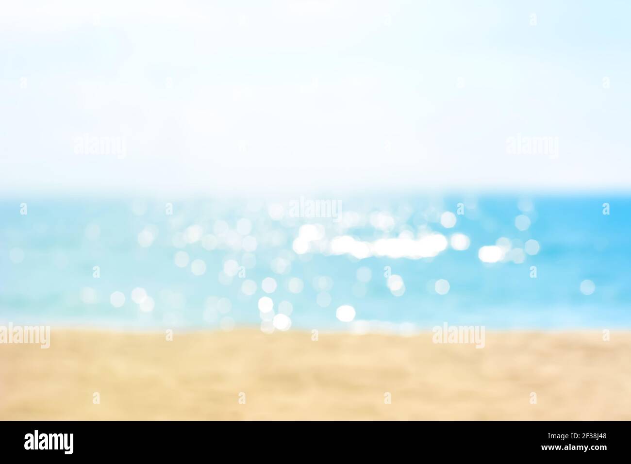 Offuscate la spiaggia di sabbia bianca estiva con una scintillante acqua di mare Foto Stock