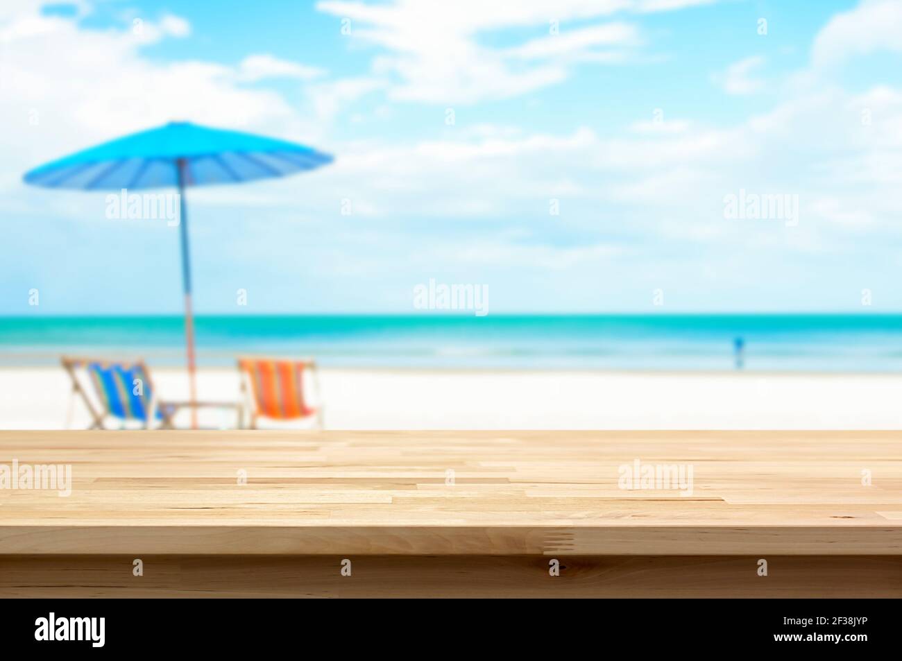 Tavolo in legno su sfondo di sabbia bianca sfocata, concetto di sfondo di vacanza estiva - può essere utilizzato per visualizzare o montare i vostri prodotti Foto Stock