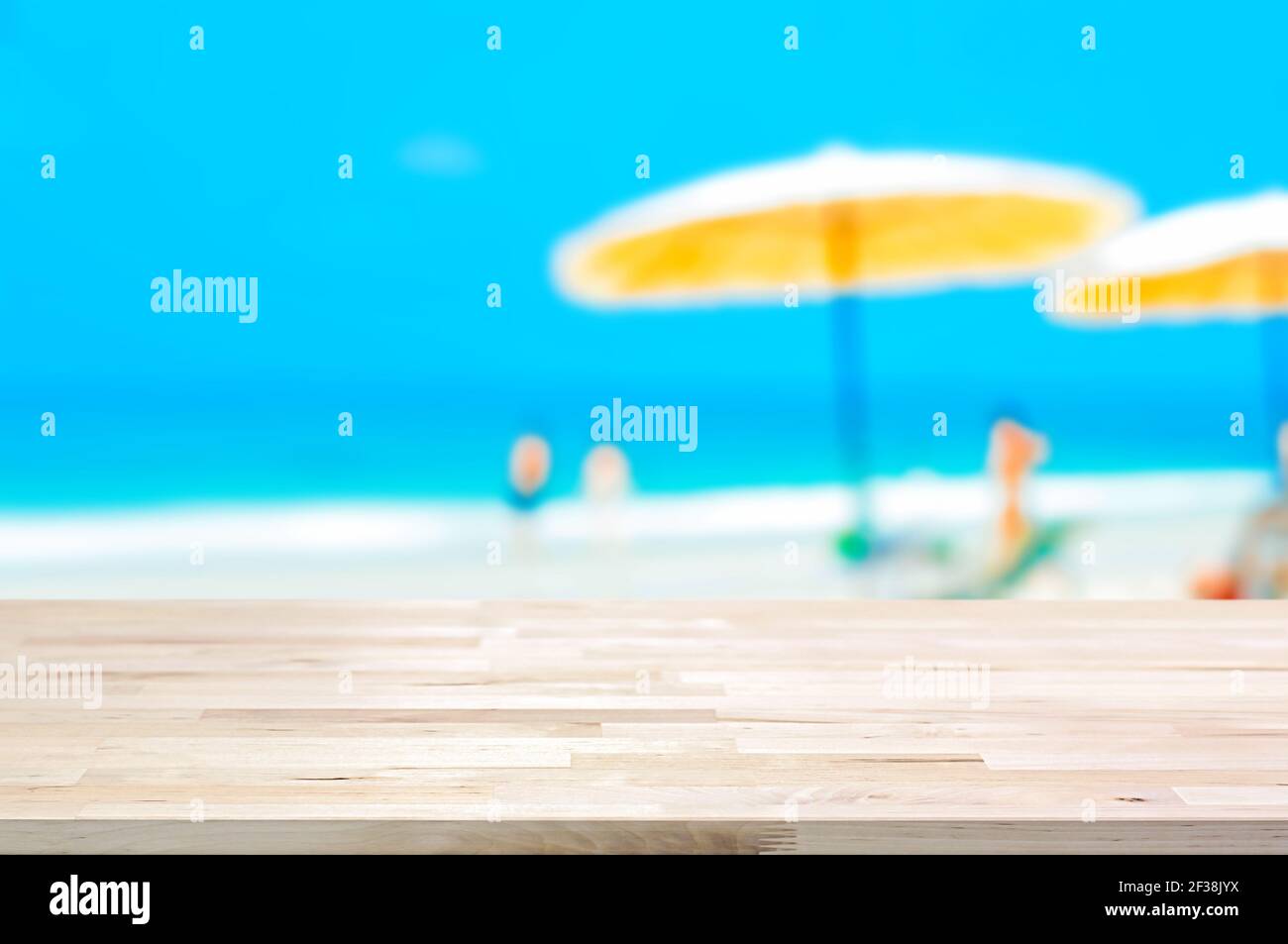Piano da tavolo in legno chiaro su sfondo blu sfocato, - può essere utilizzato per il montaggio o la visualizzazione dei prodotti Foto Stock