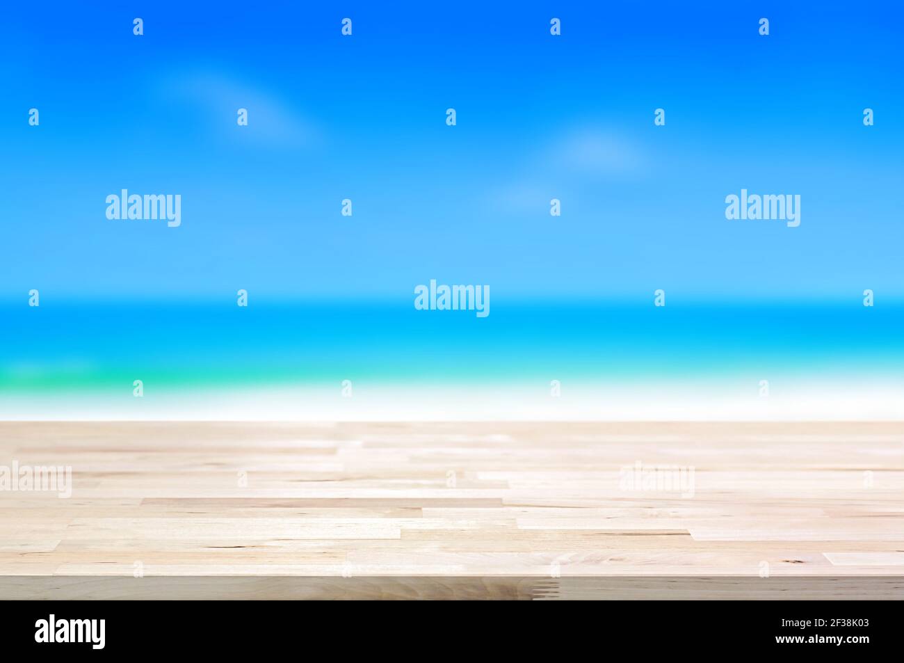 Piano da tavolo in legno chiaro su sfondo blu sfocato, - può essere utilizzato per il montaggio o la visualizzazione dei prodotti Foto Stock