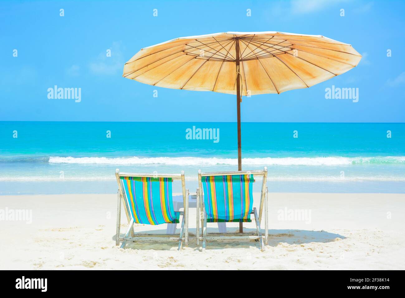 Mare blu e spiaggia di sabbia bianca con sdraio e ombrellone, Samed isola, Thailandia - vacanze estive e concetti di vacanza Foto Stock