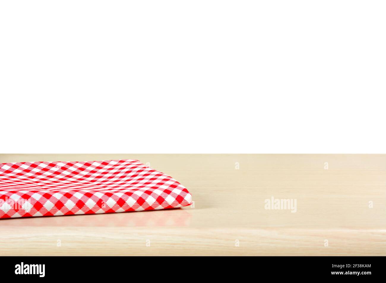 Panno rosso scacchiato su piano di tavola in legno su sfondo bianco - può essere utilizzato per la visualizzazione o il montaggio dei prodotti Foto Stock