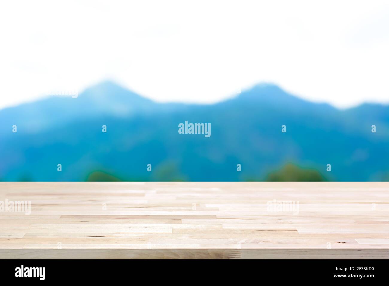 Tavolo in legno su sfondo di montagna sfocata - può essere utilizzato per la visualizzazione o il montaggio dei prodotti Foto Stock