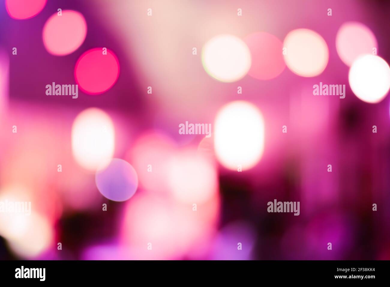 Bokeh rosa colorato astratto di notte per sfondo Foto Stock