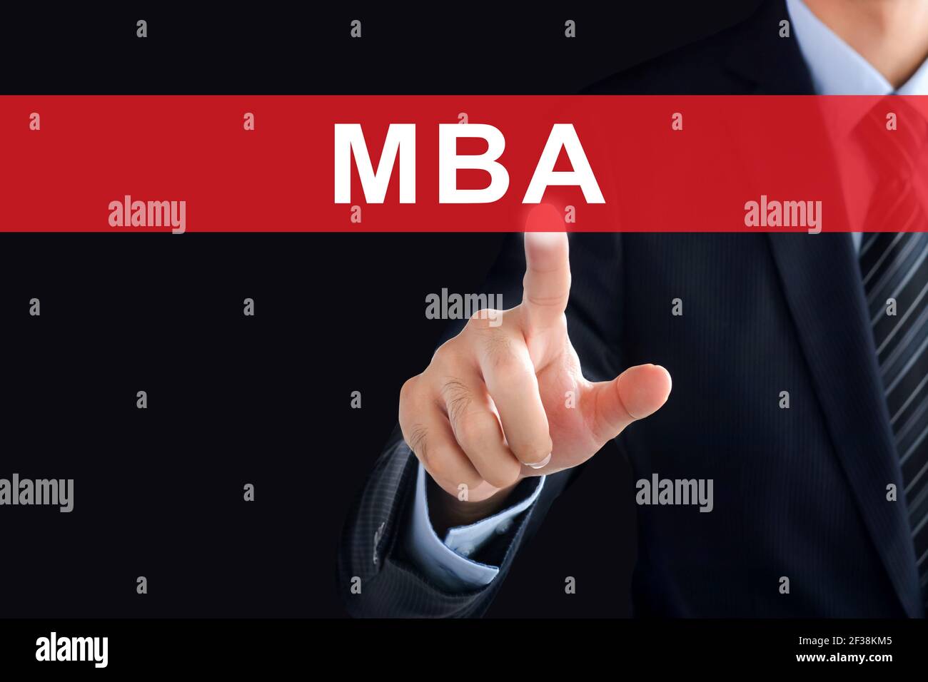Mano di uomo d'affari che tocca MBA (o Master of Business Administration) accedere alla schermata virtuale Foto Stock