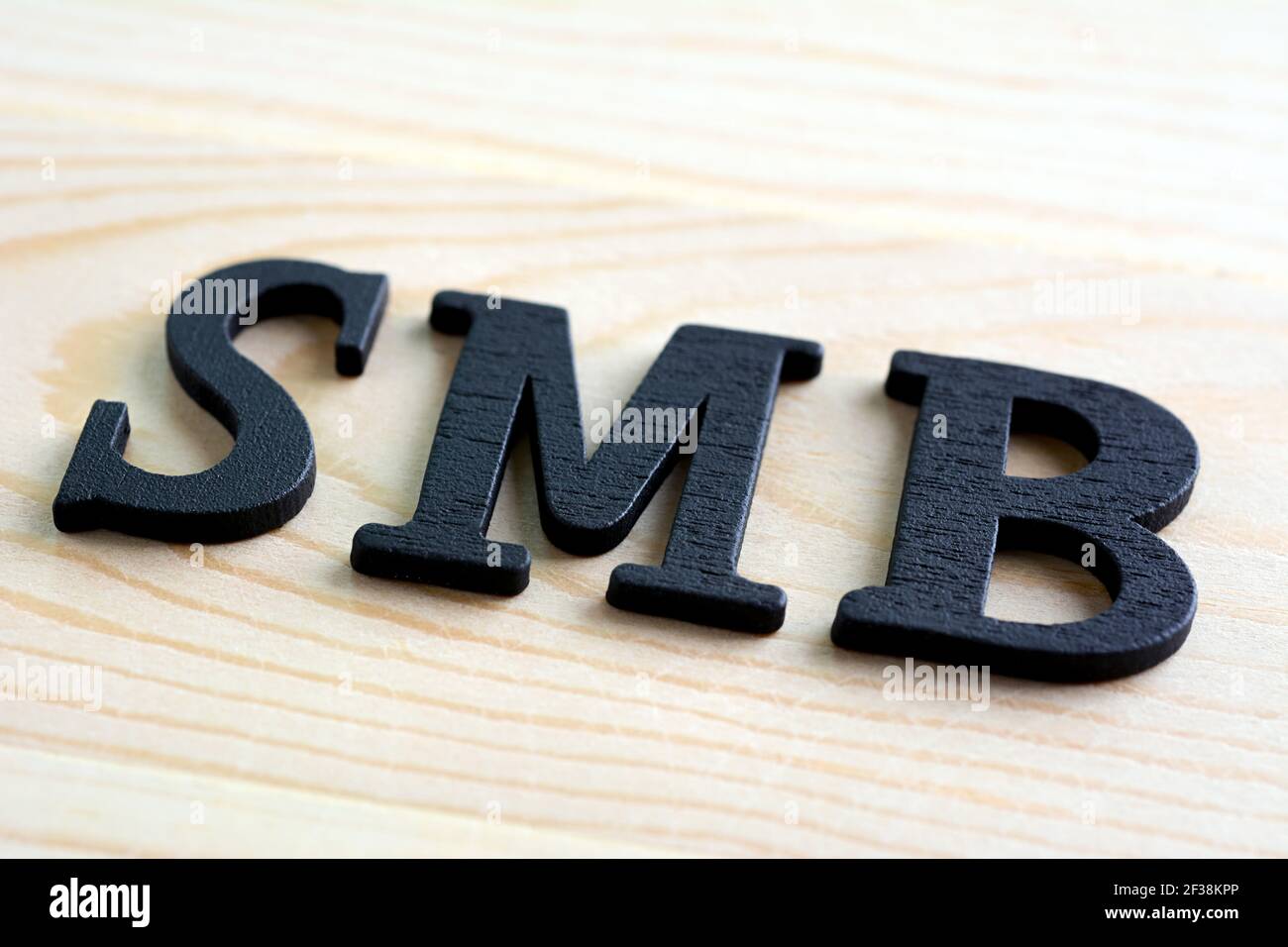 Lettere PMI (o piccole e medie imprese) su sfondo legno Foto Stock