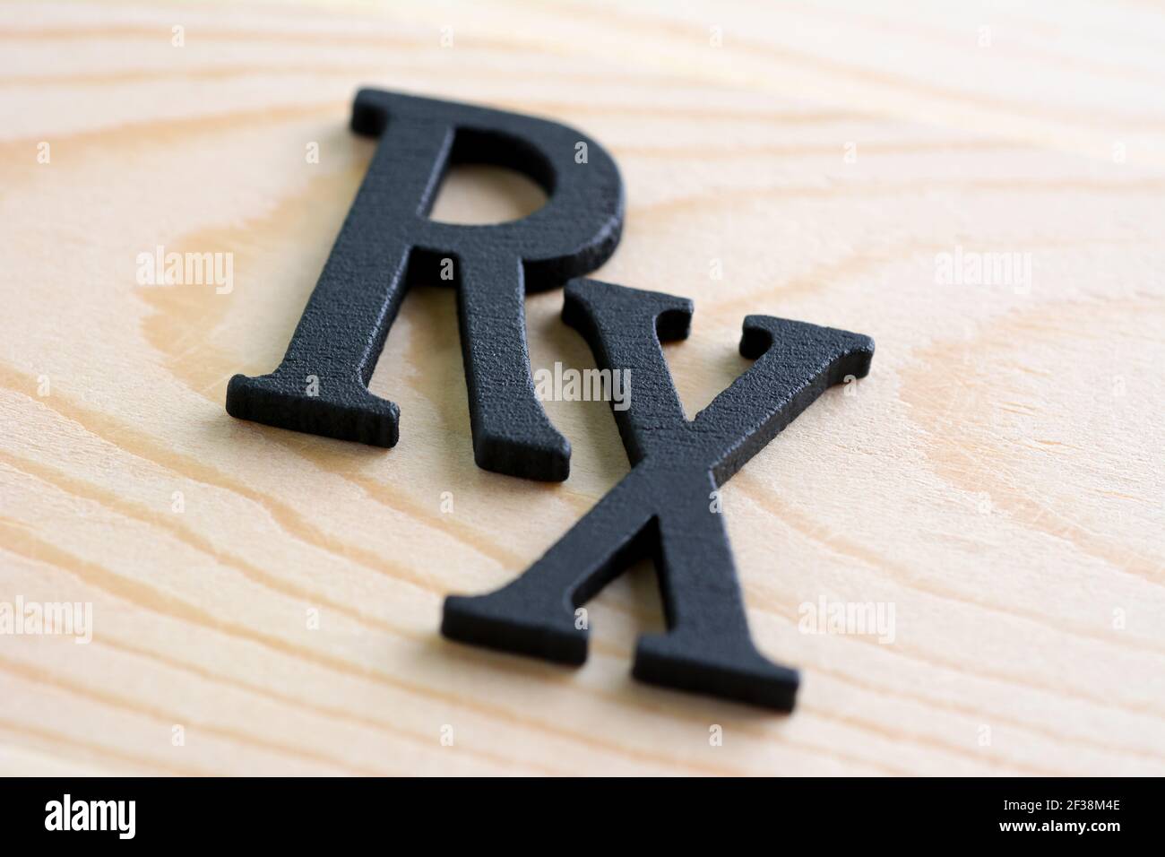 RX segno prescrizione medica, su sfondo di legno Foto Stock