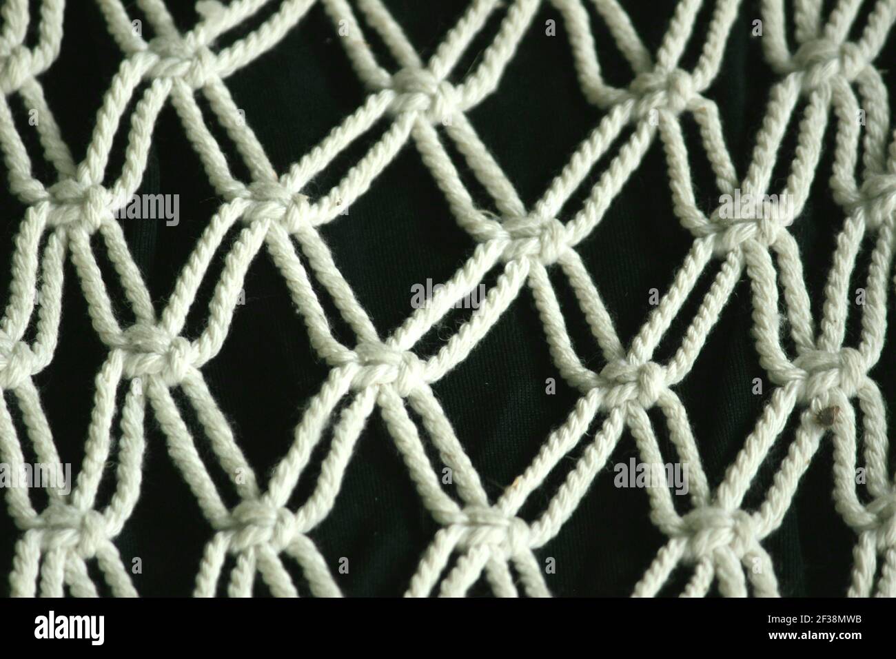 Questo mestiere di arte macrame fatto di corda a crocheted per la decorazione domestica dell'interno. Foto Stock