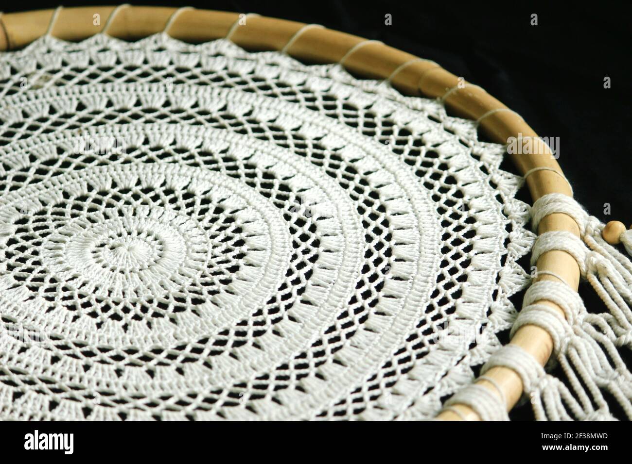 Questo mestiere di arte macrame fatto di corda a crocheted per la decorazione domestica dell'interno. Foto Stock
