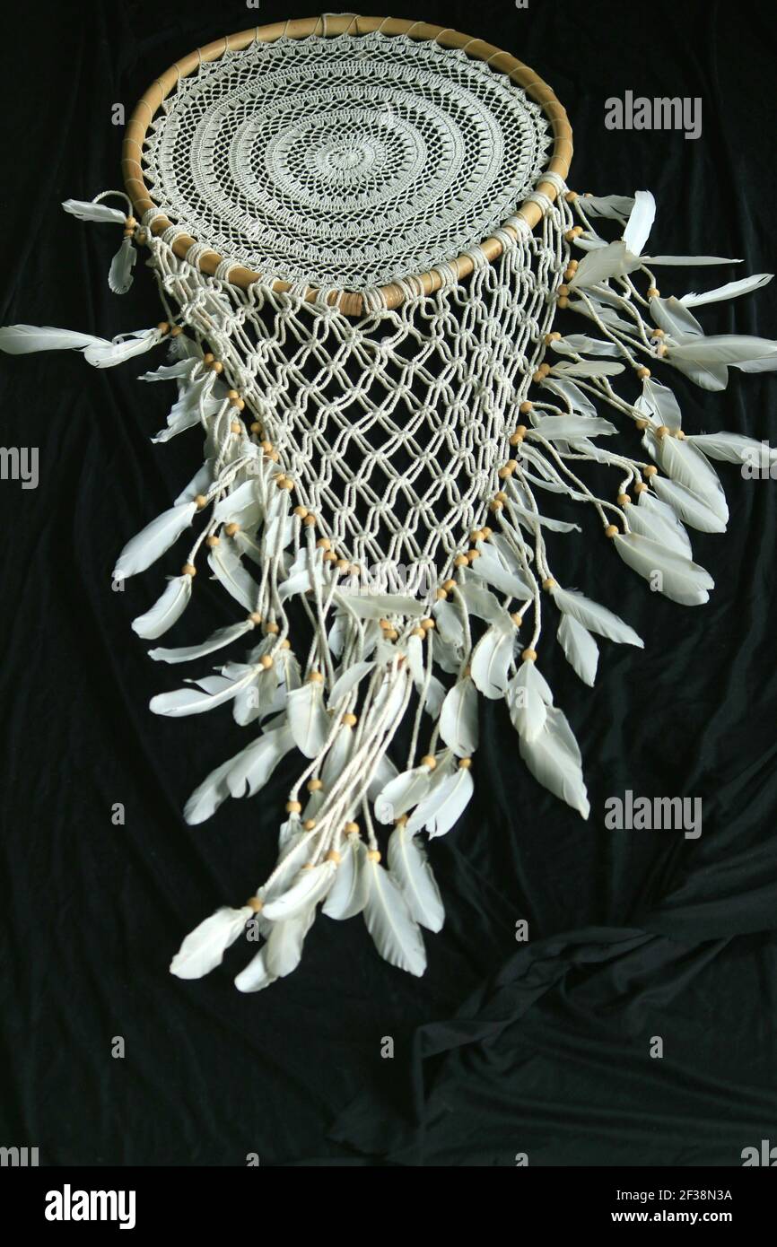 Questo mestiere di arte macrame fatto di corda a crocheted per la decorazione domestica dell'interno. Foto Stock