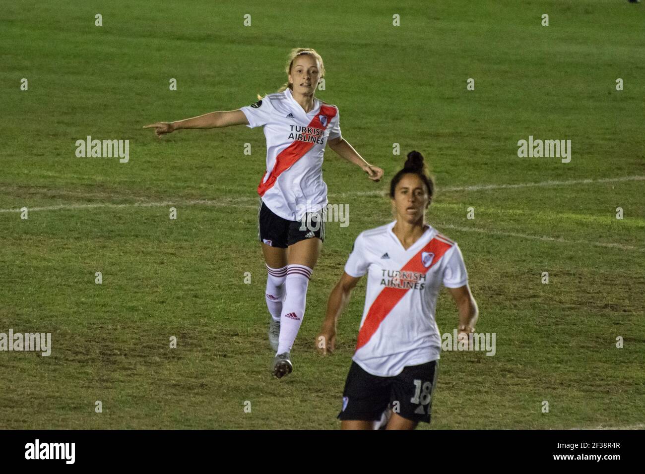 Buenos Aires, Argentina. 15 marzo 2021. Justina Morcillo (fiume 10) e Lucia Martelli (fiume 18) durante il gioco tra River Plate e Ferroviaria allo stadio Nuevo Francisco Urbano di Moron, Buenos Aires, Argentina. Credit: SPP Sport Press Photo. /Alamy Live News Foto Stock