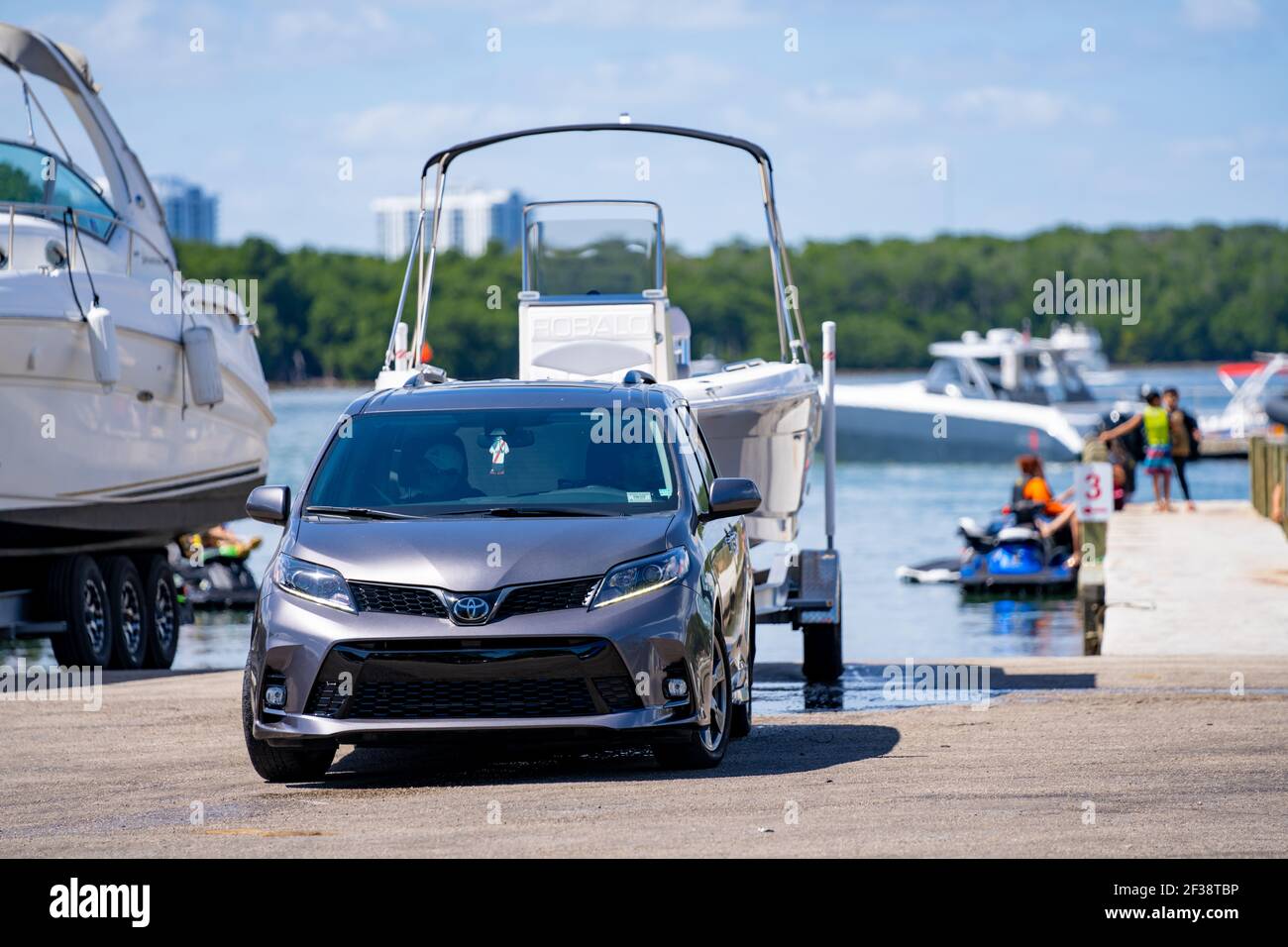 Toyota Sienna traino di una barca al Haulover Marina Miami Spiaggia FL Foto Stock