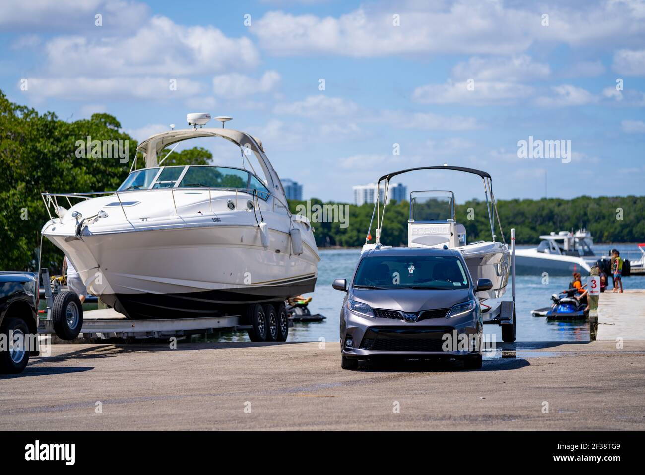 Toyota Sienna traino di una barca al Haulover Marina Miami Spiaggia FL Foto Stock