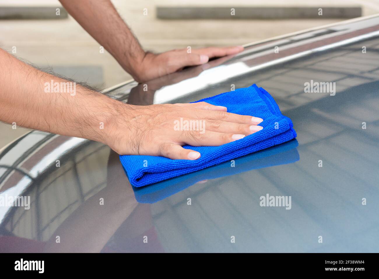 Cofano auto lucidante a mano con panno in microfibra Foto Stock