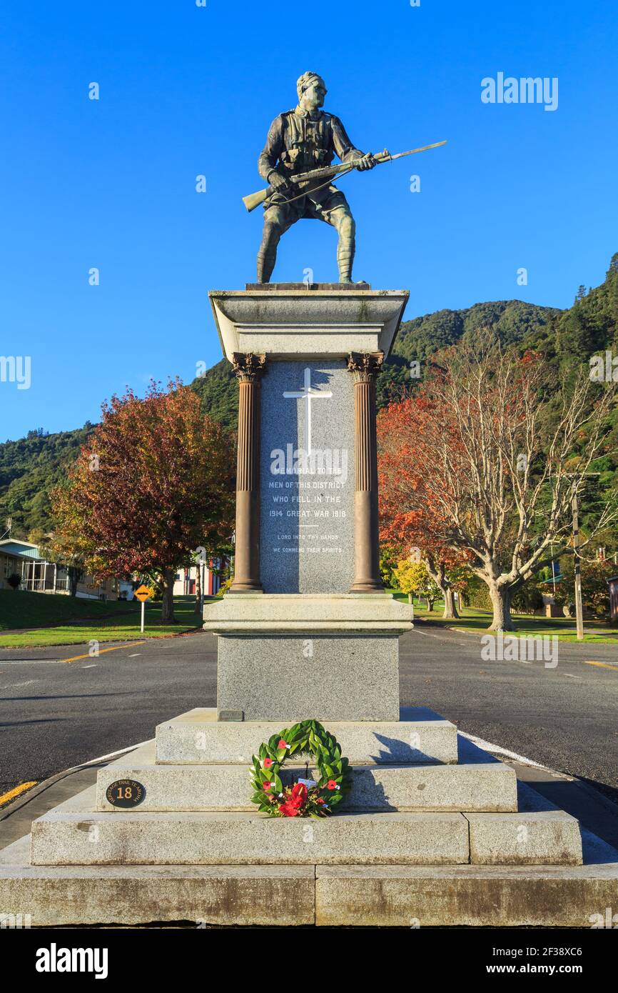 Il primo memoriale della guerra mondiale a te Aroha, una piccola città della Nuova Zelanda. Presenta una statua in bronzo di un soldato con una baionetta fissa Foto Stock