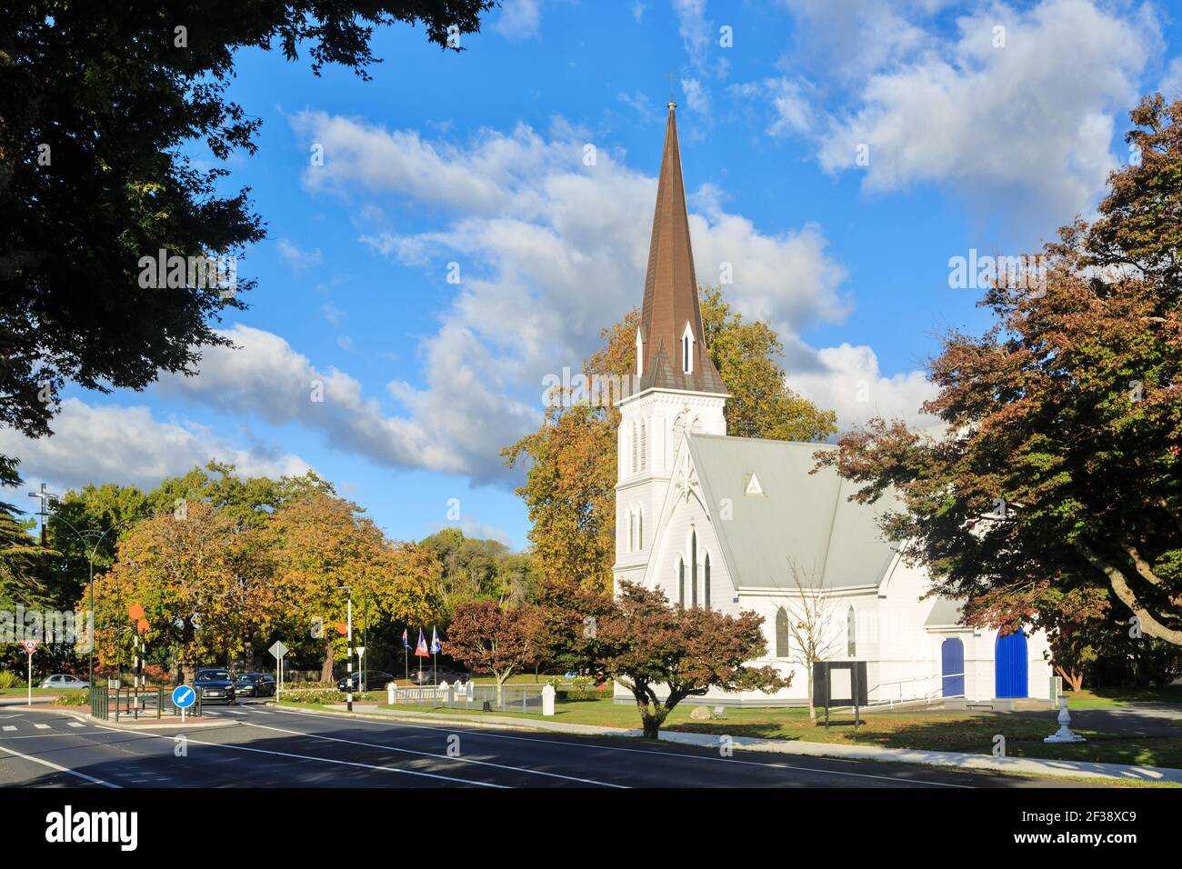 Chiesa Anglicana di Sant'Andrea (costruita nel 1881), Cambridge, Nuova Zelanda, circondata da alberi d'autunno Foto Stock