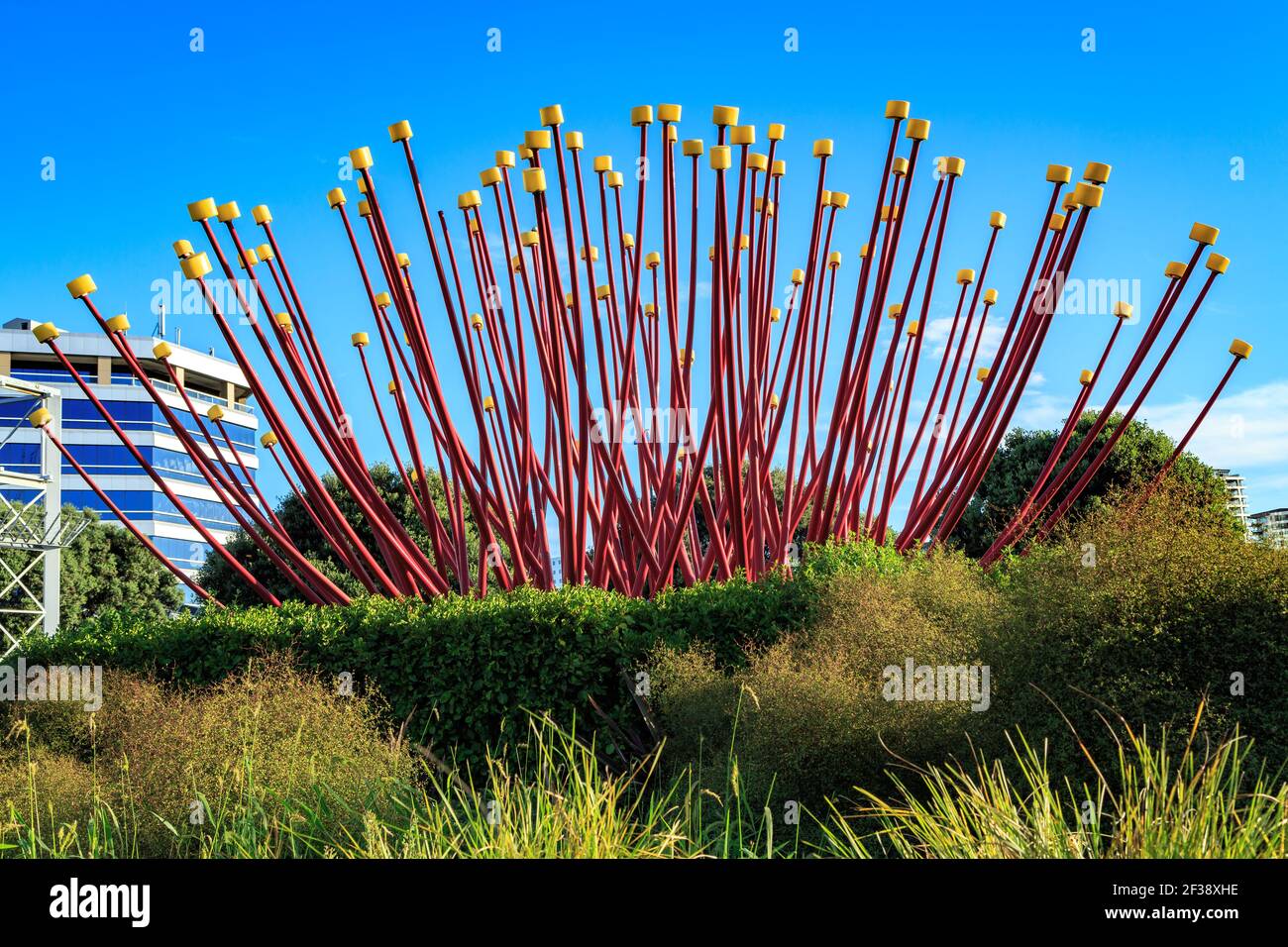 Auckland, Nuova Zelanda. Una scultura a forma di un gigantesco fiore pohutukawa sul lato dell'autostrada Foto Stock