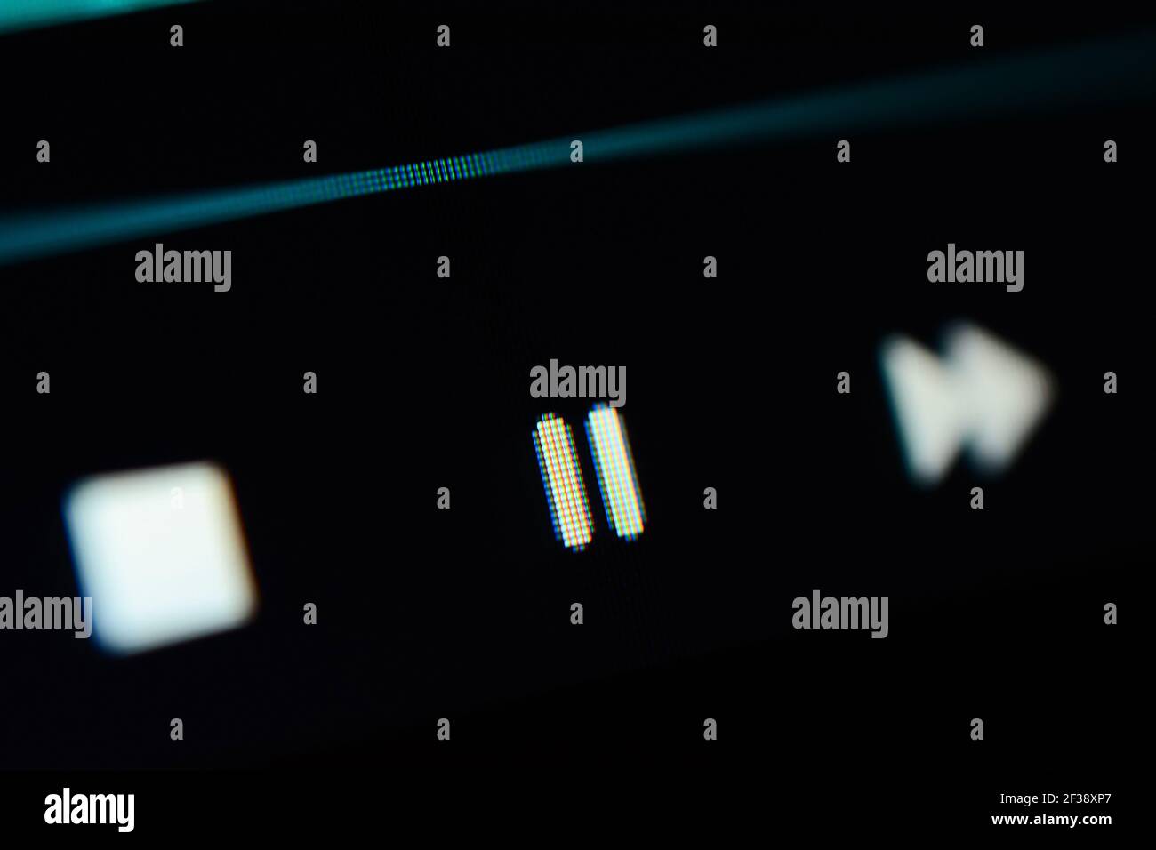 Primo piano dei pulsanti del touch screen del lettore multimediale (pulsante di pausa focalizzato) Foto Stock