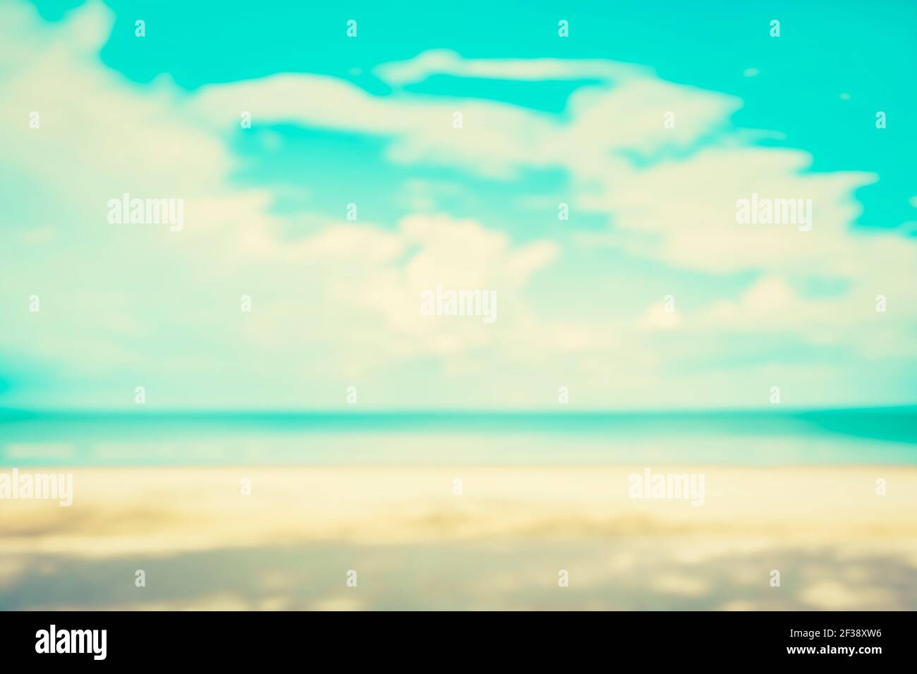 Spiaggia di sabbia bianca sfocata e cielo blu per sfondo, tonalità vintage Foto Stock