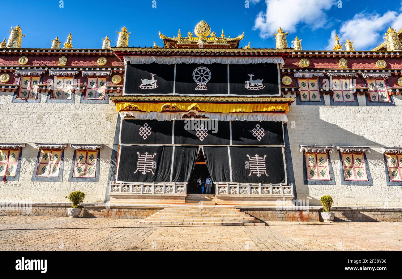 Songzanlin monastero principale edificio vista facciata chiamato Master Tsongkhapa sala E cielo blu in Cina Shangri-la Yunnan Foto Stock