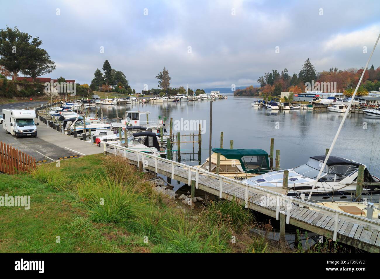 Barche ormeggiate nella Marina del Lago Taupo, Taupo, Nuova Zelanda Foto Stock