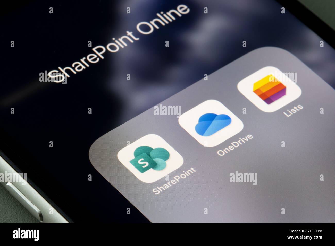 SharePoint, OneDrive ed Elenca le app per dispositivi mobili, i servizi principali di Microsoft SharePoint Online Plan, vengono visualizzate su un iPhone. Foto Stock