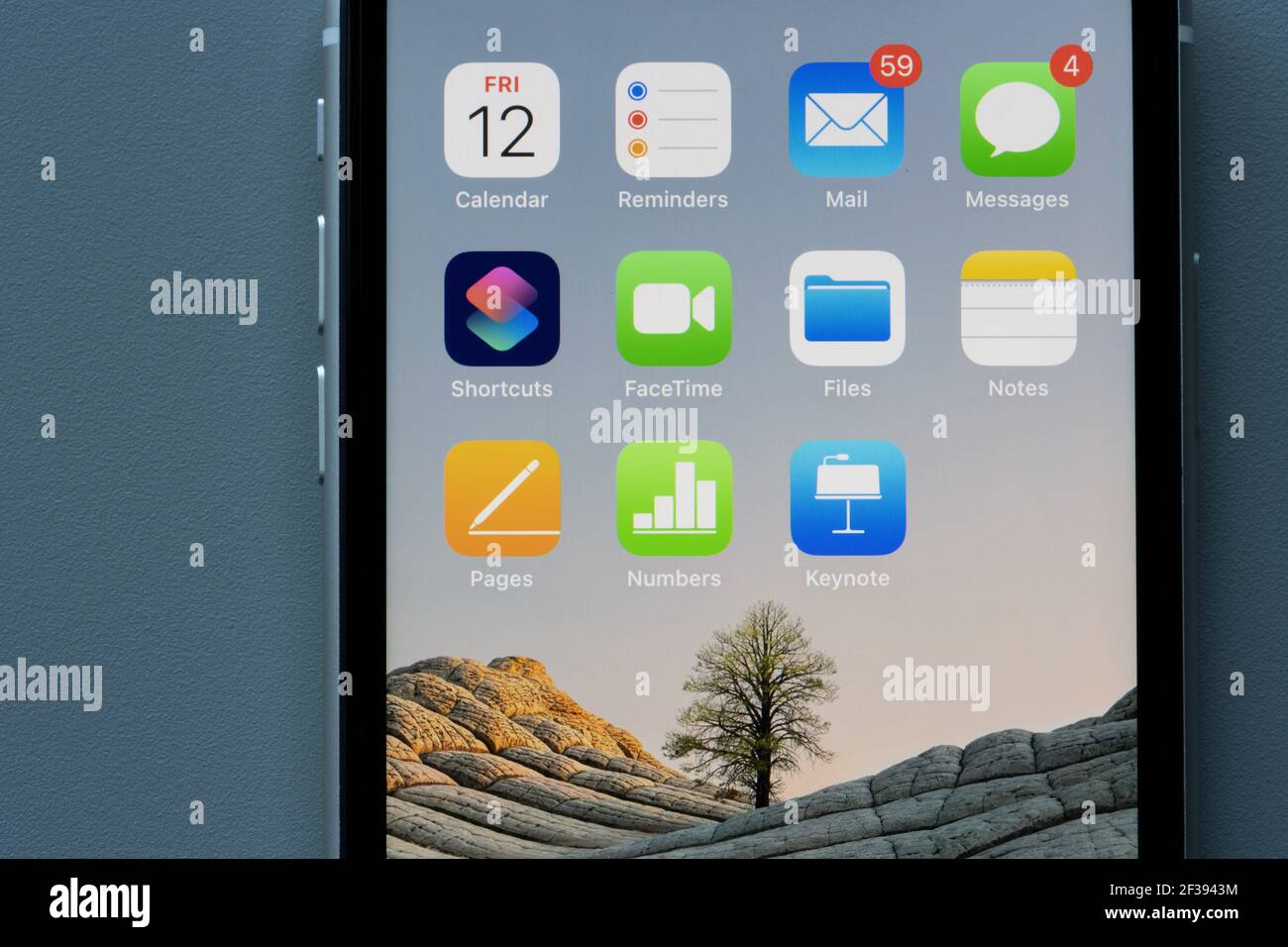 Le applicazioni per la produttività di Apple vengono visualizzate su un iPhone: Calendario, promemoria, posta, messaggi, tasti di scelta rapida, FaceTime, file, Note, pagine, numeri, Note chiave. Foto Stock
