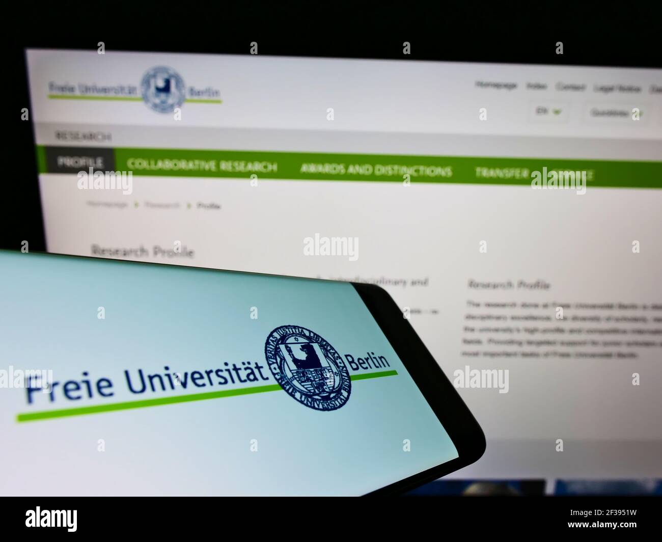 Smartphone con logo dell'istituto tedesco di istruzione libera Università di Berlino (fu) su schermo con del sito web. Mettere a fuoco il centro-tigh del display del telefono. Foto Stock