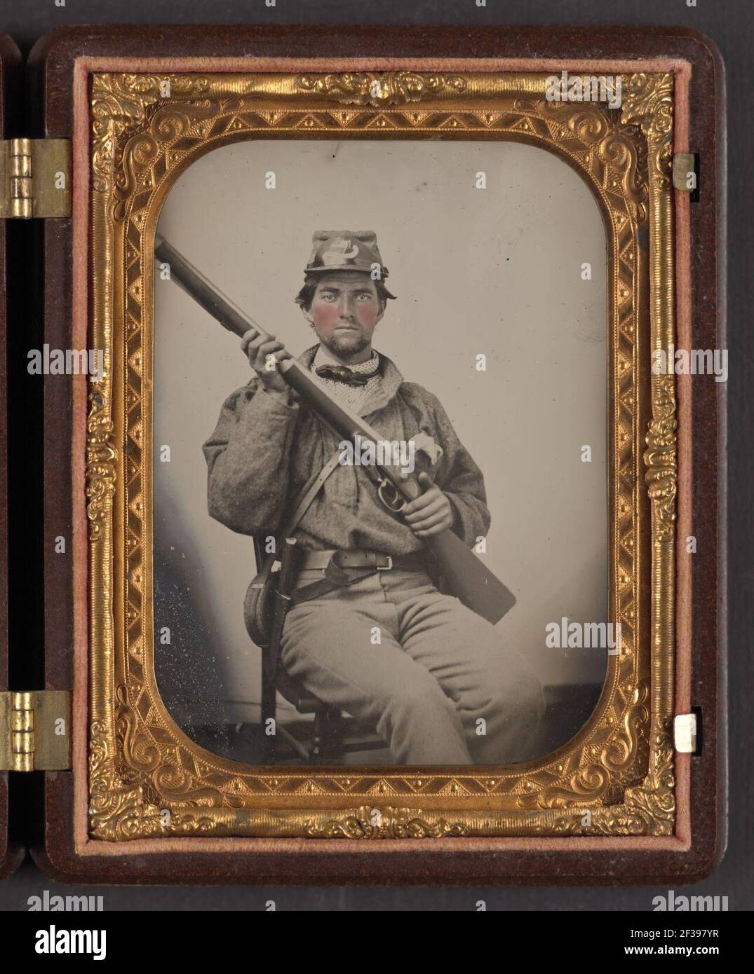 Private George Hamilton Guinn di Co. Un, 52nd Virginia reggimento di fanteria in uniforme con moschetto, coltello Bowie, e mensa Foto Stock