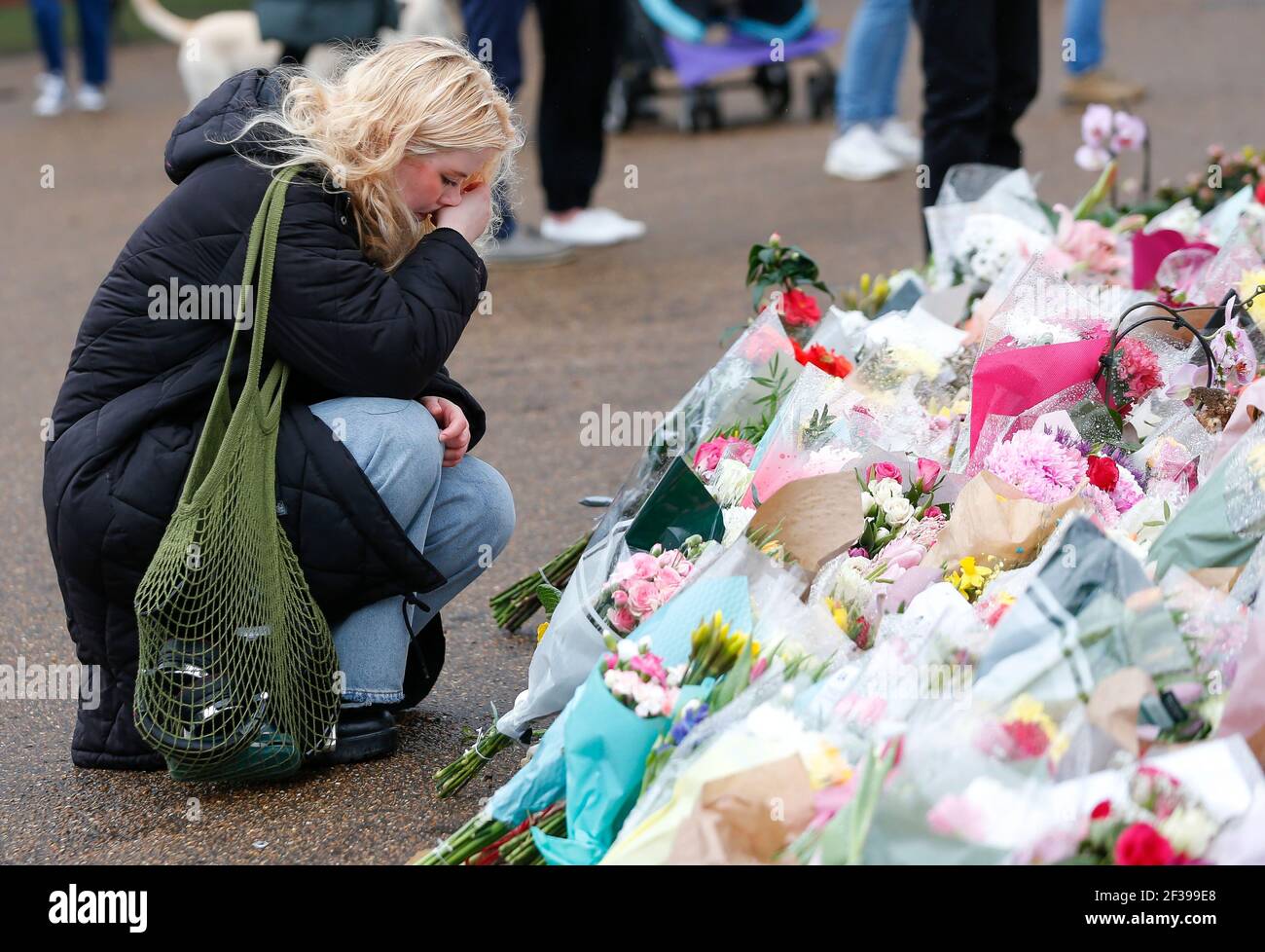 Londra, Regno Unito. 15 marzo 2021. Una donna piange dopo aver deposto un tributo floreale alla tribuna sul Clapham Common per piangere per Sarah Everard a Londra, Gran Bretagna, il 15 marzo 2021. Il 13 marzo un funzionario della polizia metropolitana di servizio apparve in tribunale a Londra dopo essere stato accusato del rapimento e dell'omicidio di una donna di 33 anni. Wayne Couzens, 48 anni, è stato arrestato dopo che Sarah Everard, un dirigente marketing, è andato a mancare mentre camminava a casa da un appartamento di un amico a Londra sud il 3 marzo. Credit: Xinhua/Alamy Live News Foto Stock