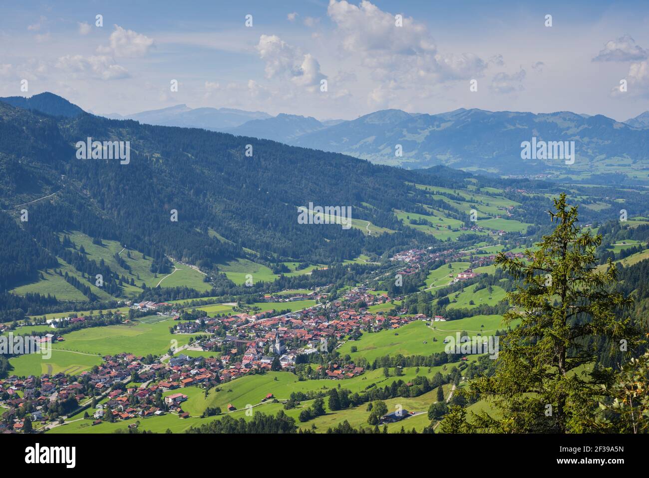 Geografia / viaggio, Germania, Baviera, panorama dal Hirschberg, 1456m, nella valle di Ostrach con Bad Hindelang e Imberg (pisello, libertà di Panorama Foto Stock
