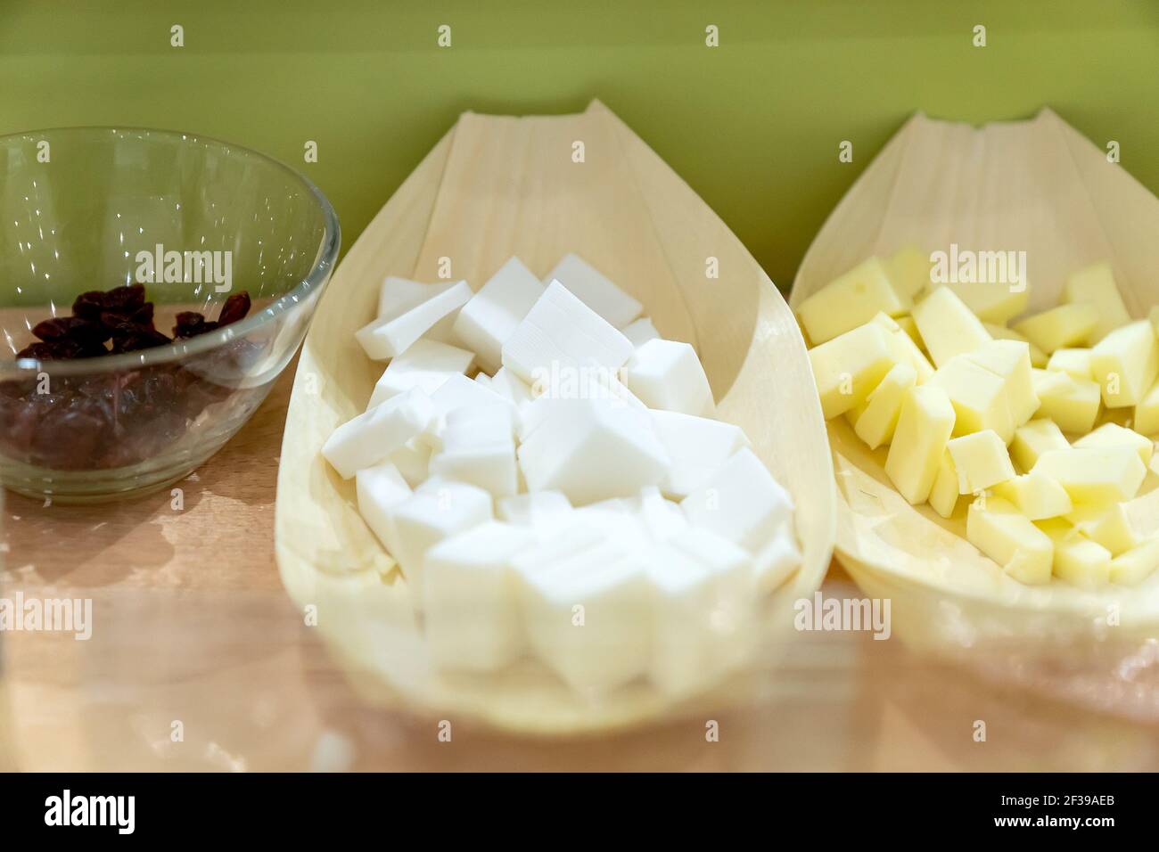 Formaggio vegano crudo in assortimento. Set degustazione di formaggio vegano fatto di semi di soia, noci per una vita sana Foto Stock