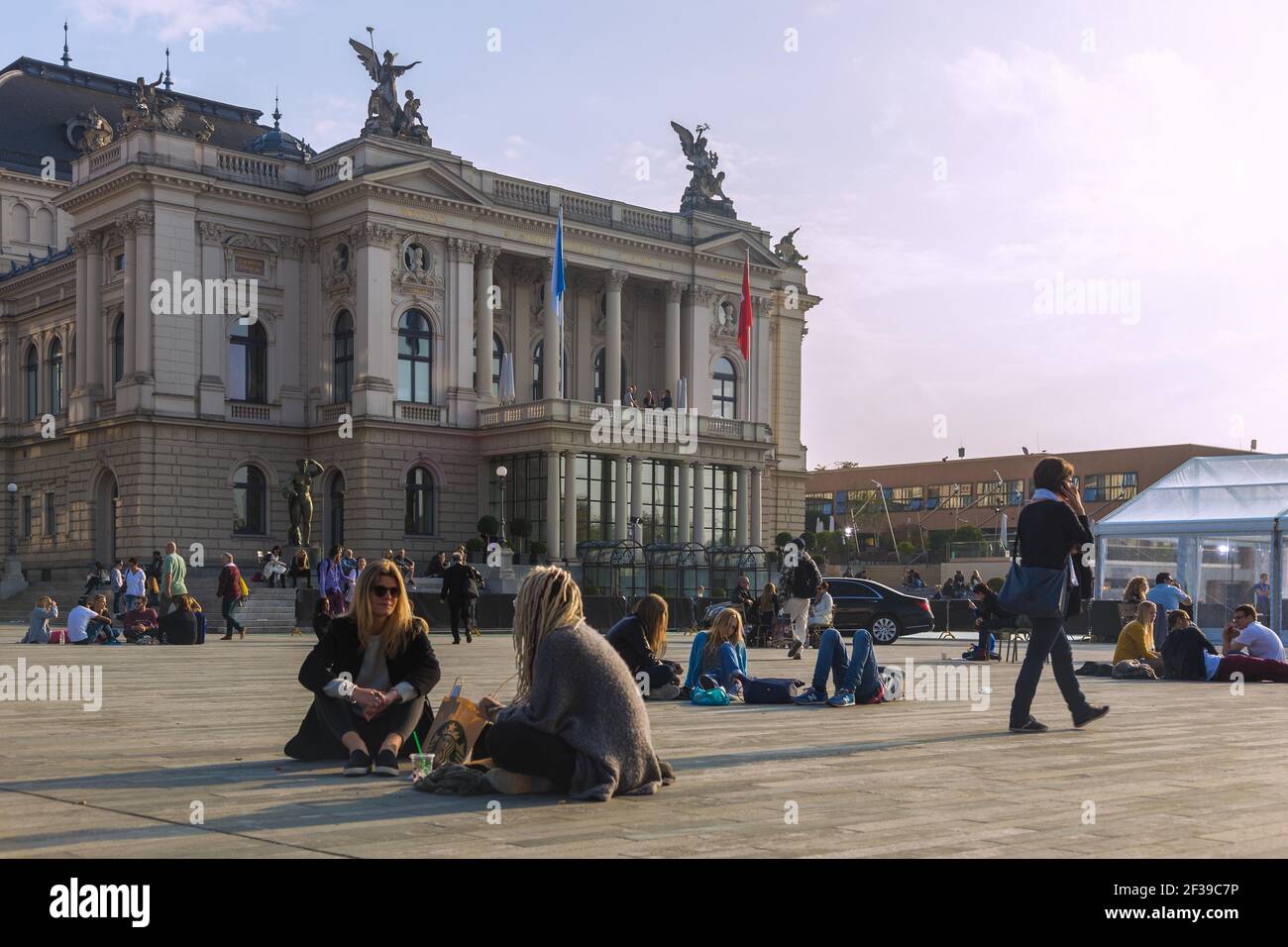 Geografia / viaggio, Svizzera, Zurigo, gente sulla piazza (Theaterplatz), teatro dell'opera, diritti aggiuntivi-clearance-Info-non-disponibile Foto Stock
