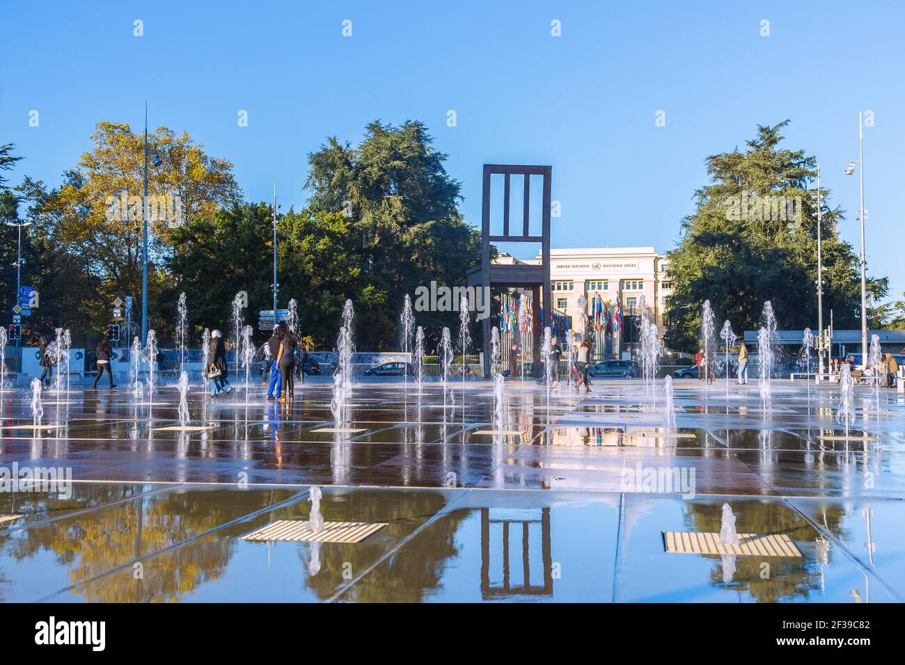 Geografia / viaggio, Svizzera, Ginevra, luogo della nazione con fontana e scultura monumentale Fr, diritti aggiuntivi-clearance-Info-non-disponibile Foto Stock