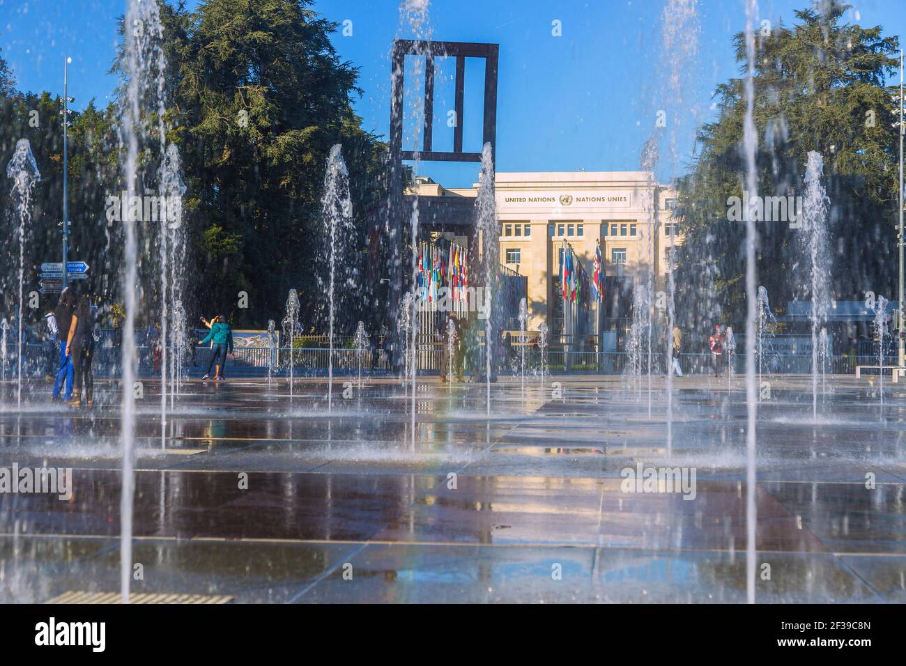 Geografia / viaggio, Svizzera, Ginevra, luogo della nazione con fontana e scultura monumentale Fr, diritti aggiuntivi-clearance-Info-non-disponibile Foto Stock