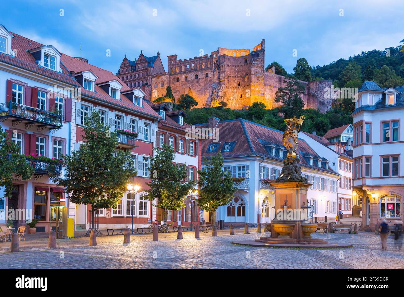 Geografia / viaggio, Germania, Baden-Wuerttemberg, Heidelberg, Kornmarkt con Madonna, Castello di Heidelberg, diritti-aggiuntivi-autorizzazione-Info-non-disponibile Foto Stock