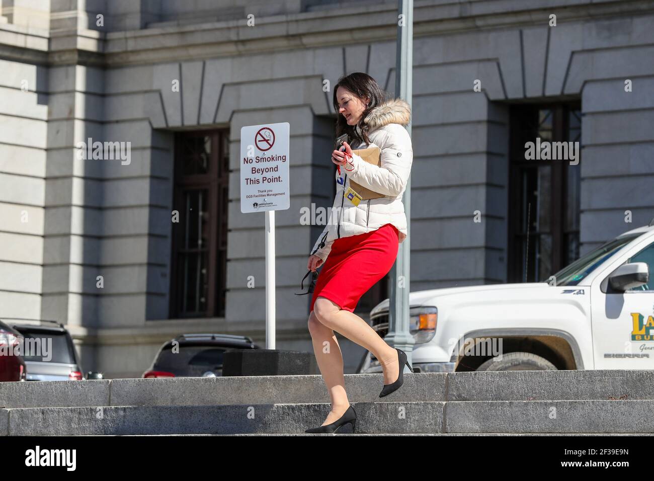 Harrisburg, Stati Uniti. 15 marzo 2021. Il rappresentante dello stato della Pennsylvania Stephanie Borowicz cammina lungo i gradini anteriori del Campidoglio della Pennsylvania dopo aver incontrato un gruppo di nazionalisti cristiani pro-Trump.Gerico, nazionalista cristiano pro-Trump, marciò intorno al Campidoglio dello stato della Pennsylvania dopo aver incontrato diversi legislatori repubblicani. Credit: SOPA Images Limited/Alamy Live News Foto Stock