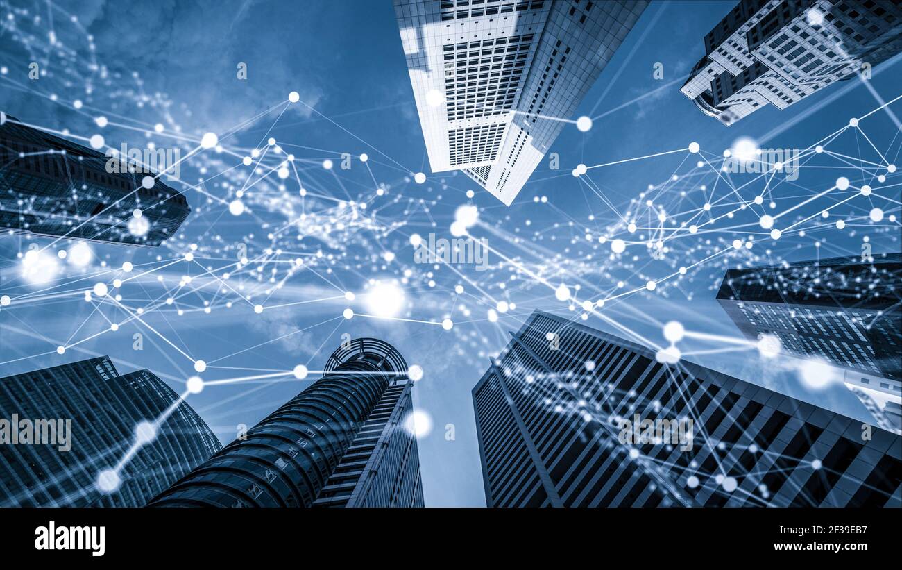 Immagine fantasiosa della città digitale intelligente con la grafica astratta della globalizzazione che mostra la rete di connessione . Il concetto del futuro digitale wireless intelligente 5G Foto Stock