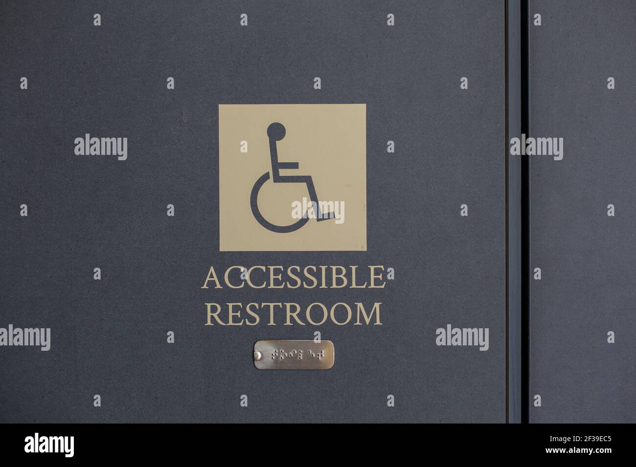 Design Smart Sign e sistema braille per indicare un bagno per disabili. Foto Stock